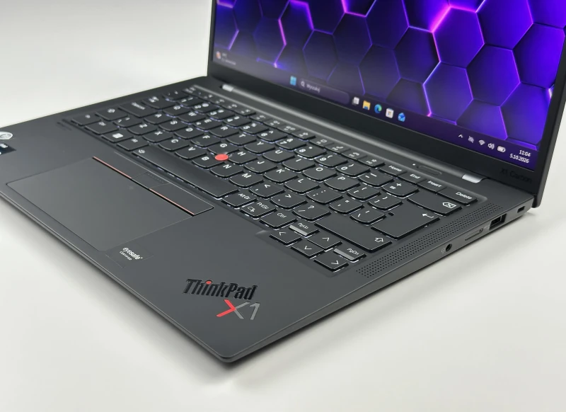 Lenovo ThinkPad X1 Carbon Gen 10 z i5-1240P, 16GB RAM i ekranem 14" FHD+. Ultralekki laptop z Intel Iris Xe i czytnikiem linii papilarnych.