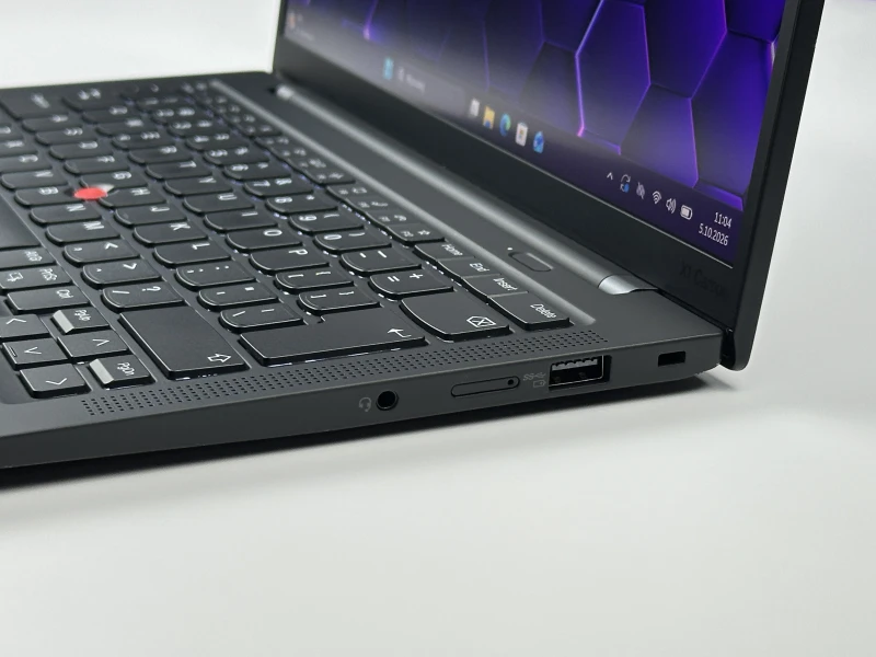 Lenovo ThinkPad X1 Carbon Gen 10 z i5-1240P, 16GB RAM i ekranem 14" FHD+. Ultralekki laptop z Intel Iris Xe i czytnikiem linii papilarnych.