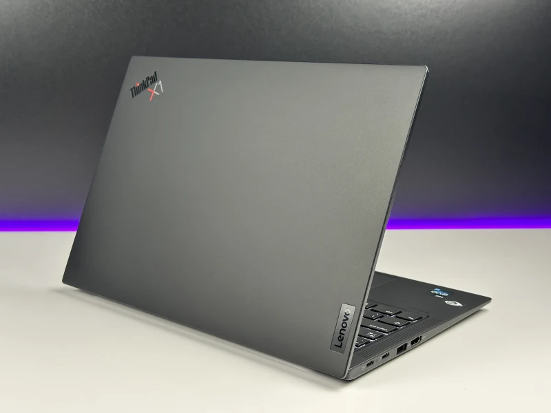 Lenovo ThinkPad X1 Carbon Gen 10 z i5-1240P, 16GB RAM i ekranem 14" FHD+. Ultralekki laptop z Intel Iris Xe i czytnikiem linii papilarnych.