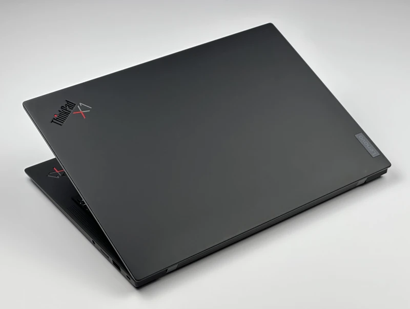 Lenovo ThinkPad X1 Carbon Gen 10 z i5-1240P, 16GB RAM i ekranem 14" FHD+. Ultralekki laptop z Intel Iris Xe i czytnikiem linii papilarnych.