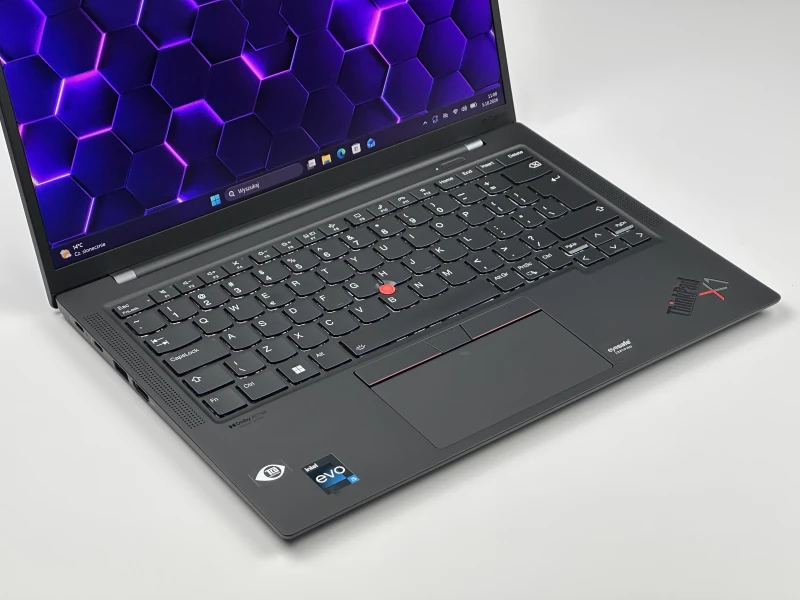 Lenovo ThinkPad X1 Carbon Gen 10 z i5-1240P, 16GB RAM i ekranem 14" FHD+. Ultralekki laptop z Intel Iris Xe i czytnikiem linii papilarnych.