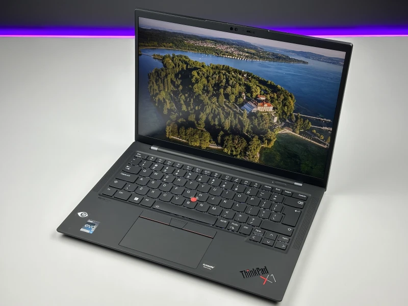 Lenovo ThinkPad X1 Carbon Gen 10 z i5-1240P, 16GB RAM i ekranem 14" FHD+. Ultralekki laptop z Intel Iris Xe i czytnikiem linii papilarnych.