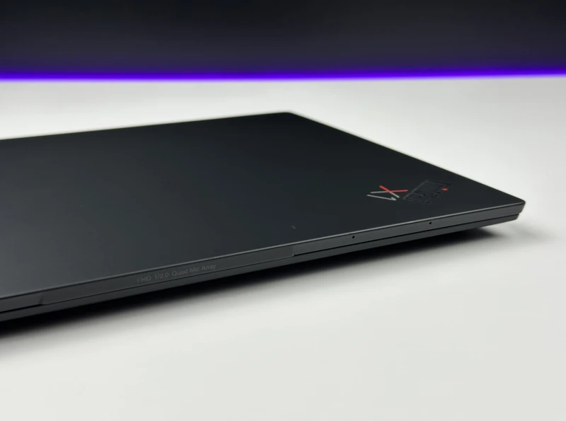 Lenovo ThinkPad X1 Carbon Gen 10 z i5-1240P, 16GB RAM i ekranem 14" FHD+. Ultralekki laptop z Intel Iris Xe i czytnikiem linii papilarnych.