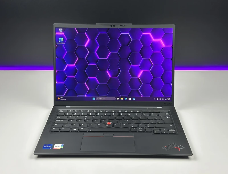 Lenovo ThinkPad X1 Carbon Gen 10 z i7-1255U, 16GB RAM i dotykowym ekranem 14" FHD+. Ultralekki laptop z Intel Iris Xe i czytnikiem linii papilarnych.