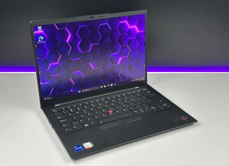 Lenovo ThinkPad X1 Carbon Gen 10 z i7-1255U, 16GB RAM i dotykowym ekranem 14" FHD+. Ultralekki laptop z Intel Iris Xe i czytnikiem linii papilarnych.