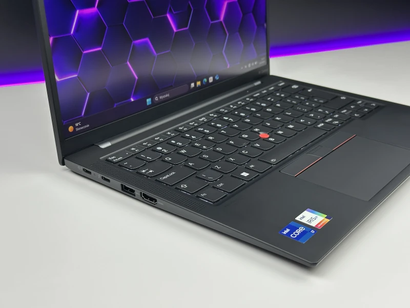 Lenovo ThinkPad X1 Carbon Gen 10 z i7-1255U, 16GB RAM i dotykowym ekranem 14" FHD+. Ultralekki laptop z Intel Iris Xe i czytnikiem linii papilarnych.