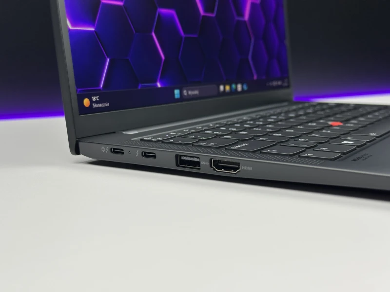 Lenovo ThinkPad X1 Carbon Gen 10 z i7-1255U, 16GB RAM i dotykowym ekranem 14" FHD+. Ultralekki laptop z Intel Iris Xe i czytnikiem linii papilarnych.