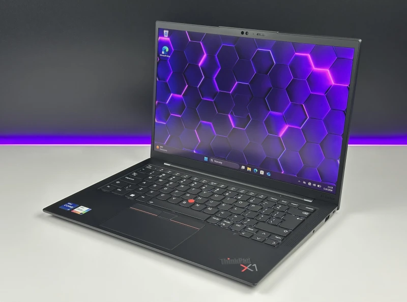 Lenovo ThinkPad X1 Carbon Gen 10 z i7-1255U, 16GB RAM i dotykowym ekranem 14" FHD+. Ultralekki laptop z Intel Iris Xe i czytnikiem linii papilarnych.
