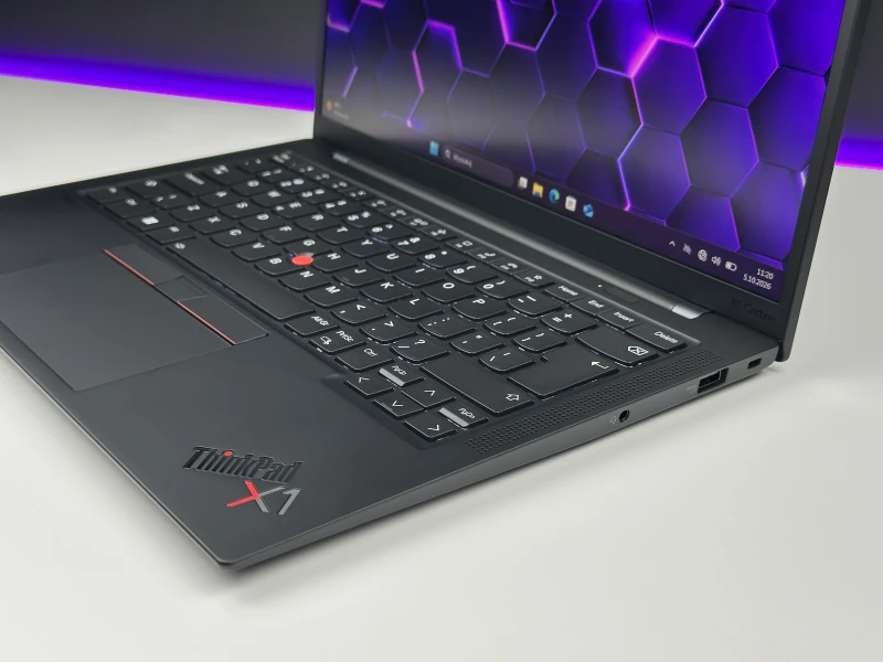 Lenovo ThinkPad X1 Carbon Gen 10 z i7-1255U, 16GB RAM i dotykowym ekranem 14" FHD+. Ultralekki laptop z Intel Iris Xe i czytnikiem linii papilarnych.