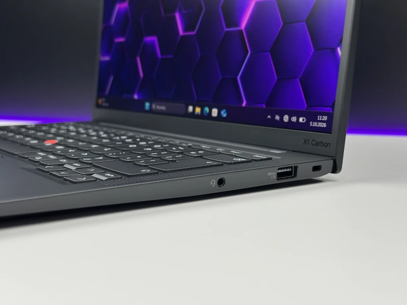 Lenovo ThinkPad X1 Carbon Gen 10 z i7-1255U, 16GB RAM i dotykowym ekranem 14" FHD+. Ultralekki laptop z Intel Iris Xe i czytnikiem linii papilarnych.