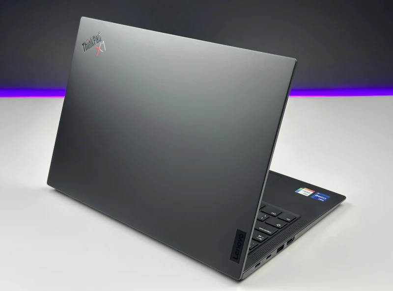 Lenovo ThinkPad X1 Carbon Gen 10 z i7-1255U, 16GB RAM i dotykowym ekranem 14" FHD+. Ultralekki laptop z Intel Iris Xe i czytnikiem linii papilarnych.