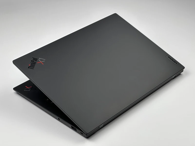 Lenovo ThinkPad X1 Carbon Gen 10 z i7-1255U, 16GB RAM i dotykowym ekranem 14" FHD+. Ultralekki laptop z Intel Iris Xe i czytnikiem linii papilarnych.