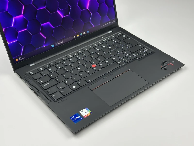 Lenovo ThinkPad X1 Carbon Gen 10 z i7-1255U, 16GB RAM i dotykowym ekranem 14" FHD+. Ultralekki laptop z Intel Iris Xe i czytnikiem linii papilarnych.