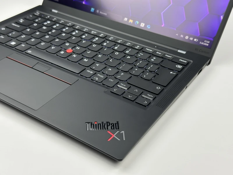 Lenovo ThinkPad X1 Carbon Gen 10 z i7-1255U, 16GB RAM i dotykowym ekranem 14" FHD+. Ultralekki laptop z Intel Iris Xe i czytnikiem linii papilarnych.
