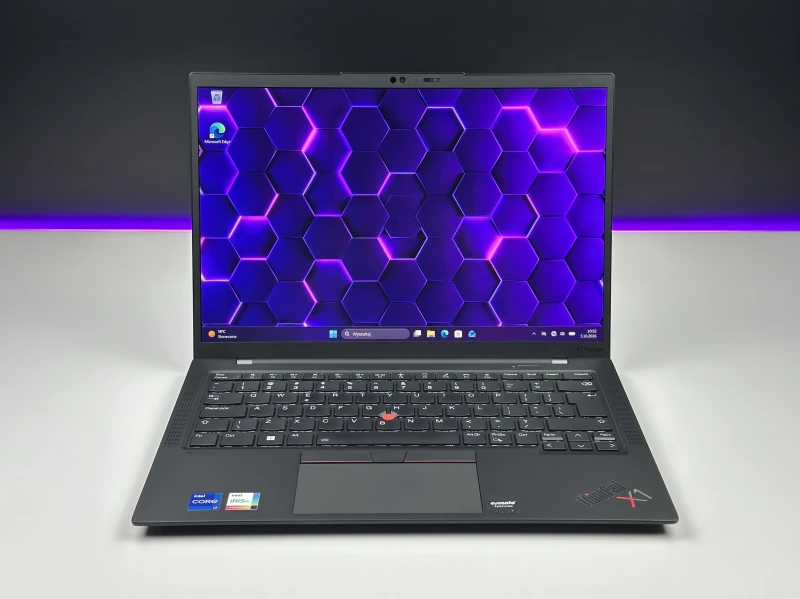 Lenovo ThinkPad X1 Carbon Gen 10 z i7-1260P, 16GB RAM i ekranem 14" FHD+. Smukła konstrukcja z 2x Thunderbolt 4 i czytnikiem linii papilarnych.