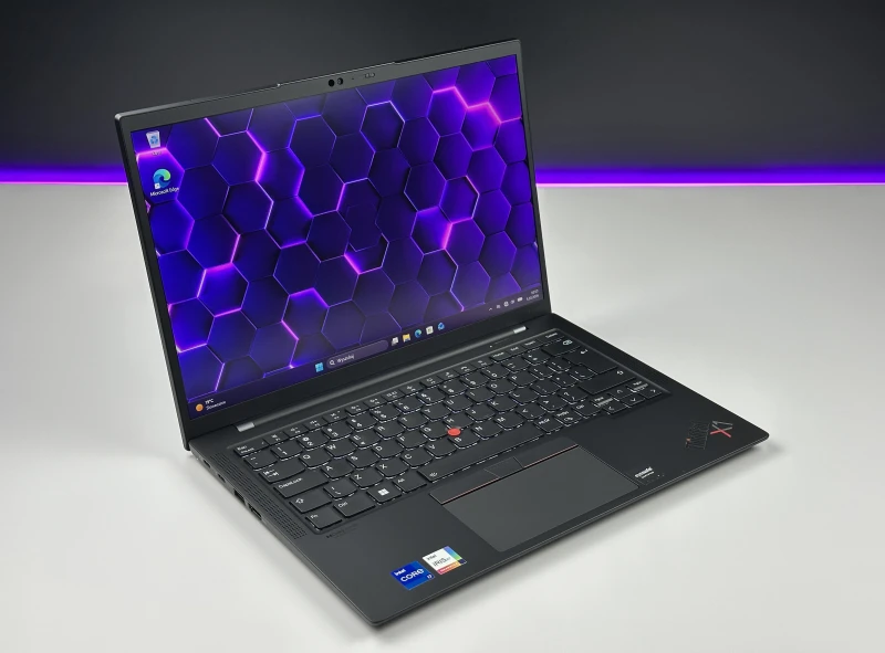 Lenovo ThinkPad X1 Carbon Gen 10 z i7-1260P, 16GB RAM i ekranem 14" FHD+. Smukła konstrukcja z 2x Thunderbolt 4 i czytnikiem linii papilarnych.