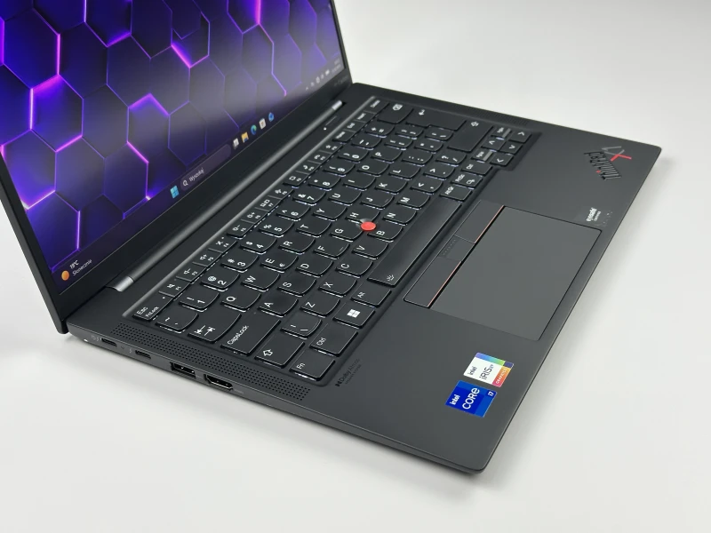 Lenovo ThinkPad X1 Carbon Gen 10 z i7-1260P, 16GB RAM i ekranem 14" FHD+. Smukła konstrukcja z 2x Thunderbolt 4 i czytnikiem linii papilarnych.