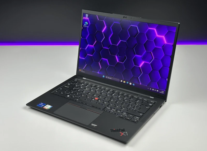 Lenovo ThinkPad X1 Carbon Gen 10 z i7-1260P, 16GB RAM i ekranem 14" FHD+. Smukła konstrukcja z 2x Thunderbolt 4 i czytnikiem linii papilarnych.