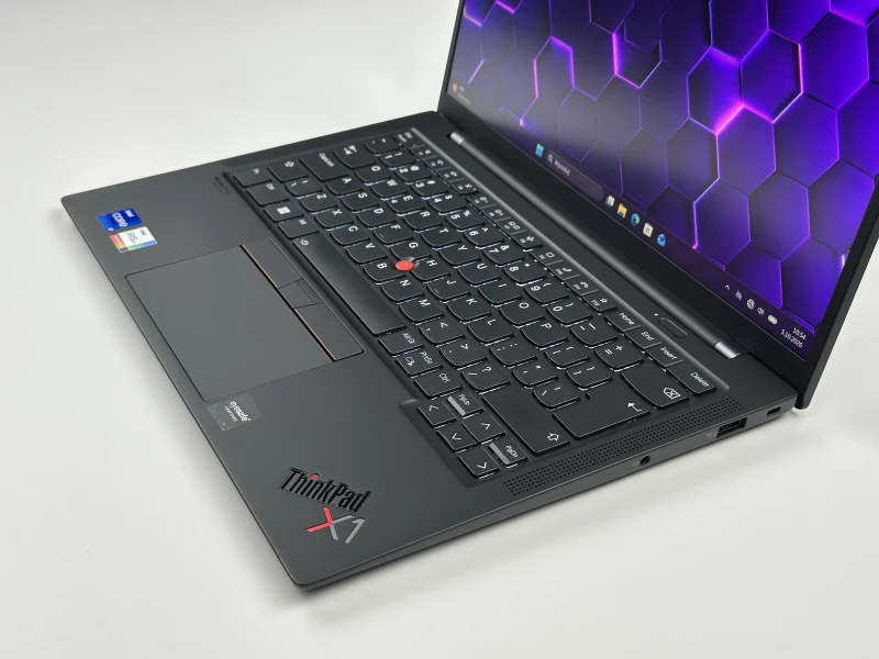 Lenovo ThinkPad X1 Carbon Gen 10 z i7-1260P, 16GB RAM i ekranem 14" FHD+. Smukła konstrukcja z 2x Thunderbolt 4 i czytnikiem linii papilarnych.