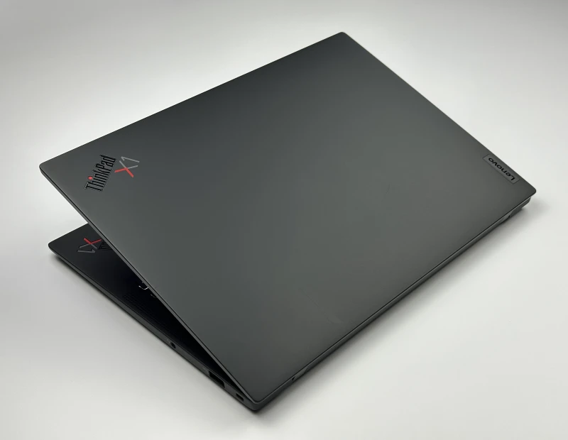 Lenovo ThinkPad X1 Carbon Gen 10 z i7-1260P, 16GB RAM i ekranem 14" FHD+. Smukła konstrukcja z 2x Thunderbolt 4 i czytnikiem linii papilarnych.