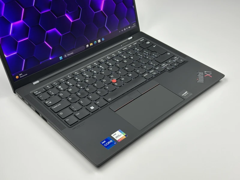 Lenovo ThinkPad X1 Carbon Gen 10 z i7-1260P, 16GB RAM i ekranem 14" FHD+. Smukła konstrukcja z 2x Thunderbolt 4 i czytnikiem linii papilarnych.