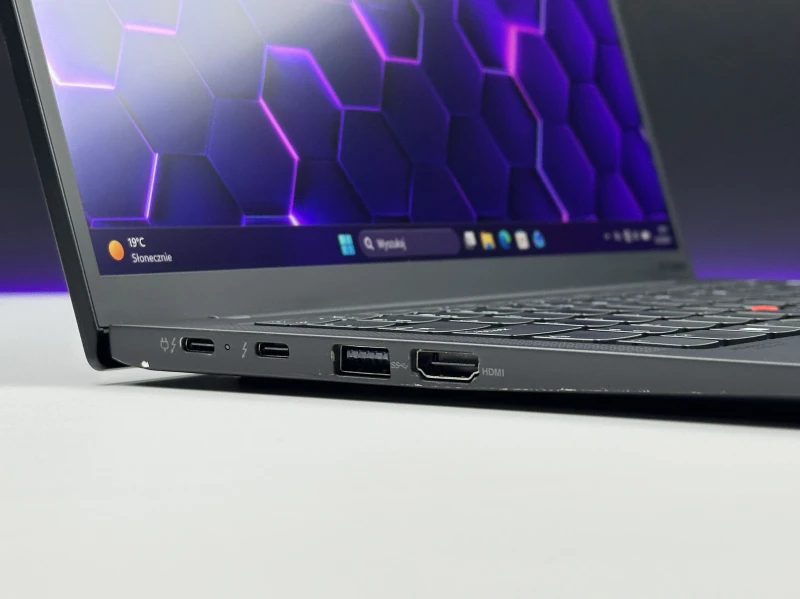 Lenovo ThinkPad X1 Carbon Gen 10 z i7-1260P, 16GB RAM i ekranem 14" FHD+. Smukła konstrukcja z 2x Thunderbolt 4 i czytnikiem linii papilarnych.