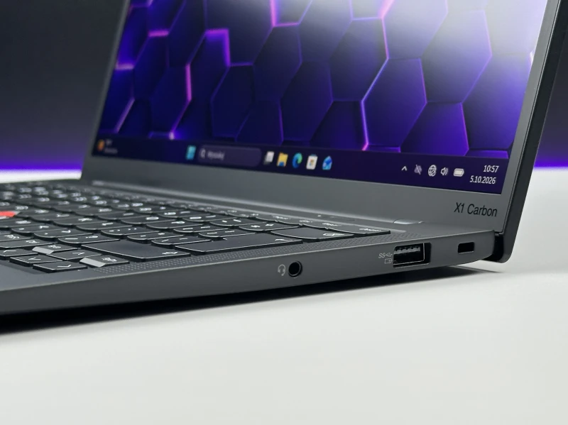 Lenovo ThinkPad X1 Carbon Gen 10 z i7-1260P, 16GB RAM i ekranem 14" FHD+. Smukła konstrukcja z 2x Thunderbolt 4 i czytnikiem linii papilarnych.