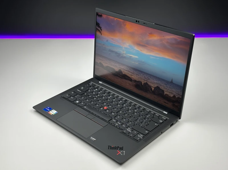 Lenovo ThinkPad X1 Carbon Gen 10 z i7-1260P, 16GB RAM i ekranem 14" FHD+. Smukła konstrukcja z 2x Thunderbolt 4 i czytnikiem linii papilarnych.