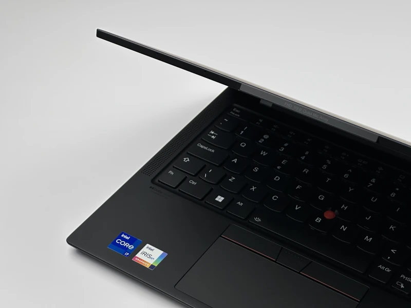 Lenovo ThinkPad X1 Carbon Gen 10 z i7-1260P, 16GB RAM i ekranem 14" FHD+. Smukła konstrukcja z 2x Thunderbolt 4 i czytnikiem linii papilarnych.