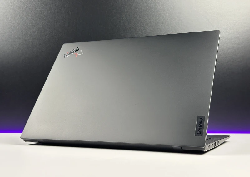 Lenovo ThinkPad X1 Carbon Gen 10 z i7-1260P, 16GB RAM i ekranem 14" FHD+. Smukła konstrukcja z 2x Thunderbolt 4 i czytnikiem linii papilarnych.