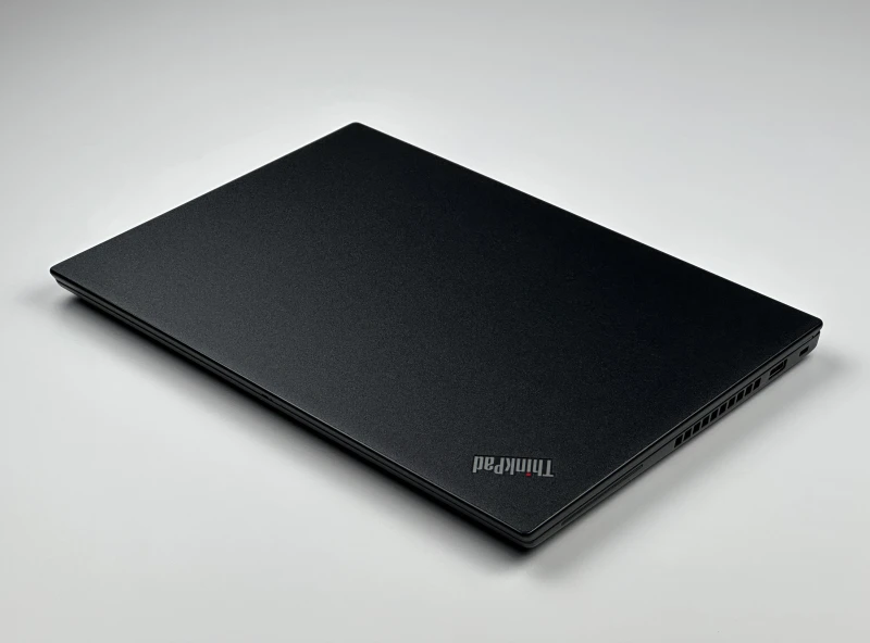 Lenovo ThinkPad X13 Gen 1 z i5-10310U i ekranem 13.3". Mobilny format, Intel UHD Graphics i klawiatura US tworzą wygodny zestaw do pracy w ruchu.