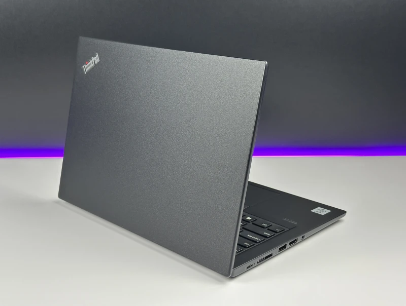 Lenovo ThinkPad X13 Gen 1 z i5-10310U i ekranem 13.3". Mobilny format, Intel UHD Graphics i klawiatura US tworzą wygodny zestaw do pracy w ruchu.
