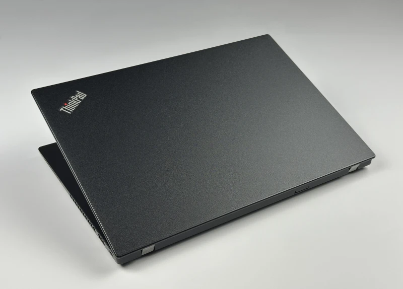 Lenovo ThinkPad X13 Gen 1 z i5-10310U i ekranem 13.3". Mobilny format, Intel UHD Graphics i klawiatura US tworzą wygodny zestaw do pracy w ruchu.