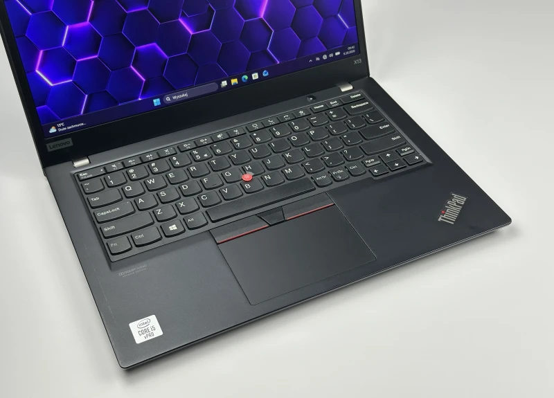 Lenovo ThinkPad X13 Gen 1 z i5-10310U i ekranem 13.3". Mobilny format, Intel UHD Graphics i klawiatura US tworzą wygodny zestaw do pracy w ruchu.