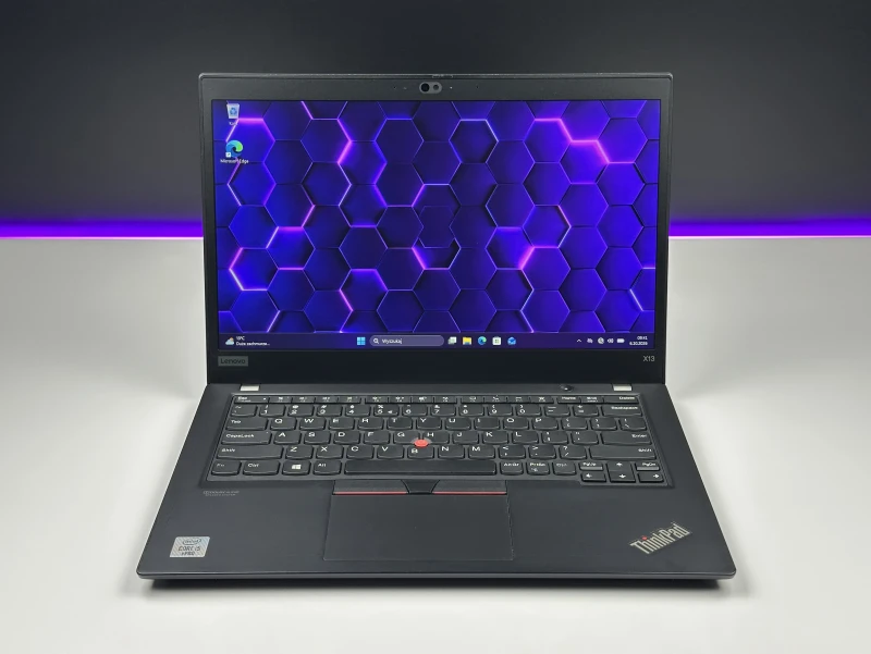 Lenovo ThinkPad X13 Gen 1 z i5-10310U i ekranem 13.3". Mobilny format, Intel UHD Graphics i klawiatura US tworzą wygodny zestaw do pracy w ruchu.