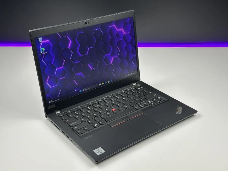 Lenovo ThinkPad X13 Gen 1 z i5-10310U i ekranem 13.3". Mobilny format, Intel UHD Graphics i klawiatura US tworzą wygodny zestaw do pracy w ruchu.