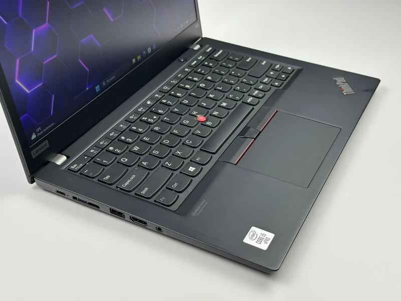 Lenovo ThinkPad X13 Gen 1 z i5-10310U i ekranem 13.3". Mobilny format, Intel UHD Graphics i klawiatura US tworzą wygodny zestaw do pracy w ruchu.