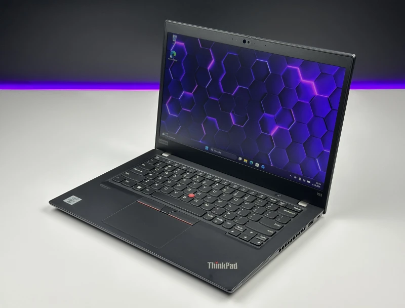 Lenovo ThinkPad X13 Gen 1 z i5-10310U i ekranem 13.3". Mobilny format, Intel UHD Graphics i klawiatura US tworzą wygodny zestaw do pracy w ruchu.