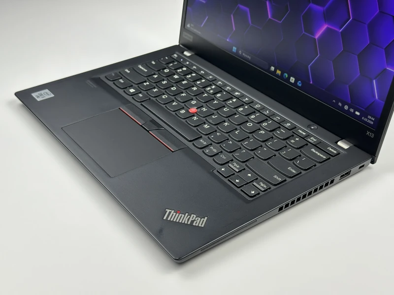 Lenovo ThinkPad X13 Gen 1 z i5-10310U i ekranem 13.3". Mobilny format, Intel UHD Graphics i klawiatura US tworzą wygodny zestaw do pracy w ruchu.