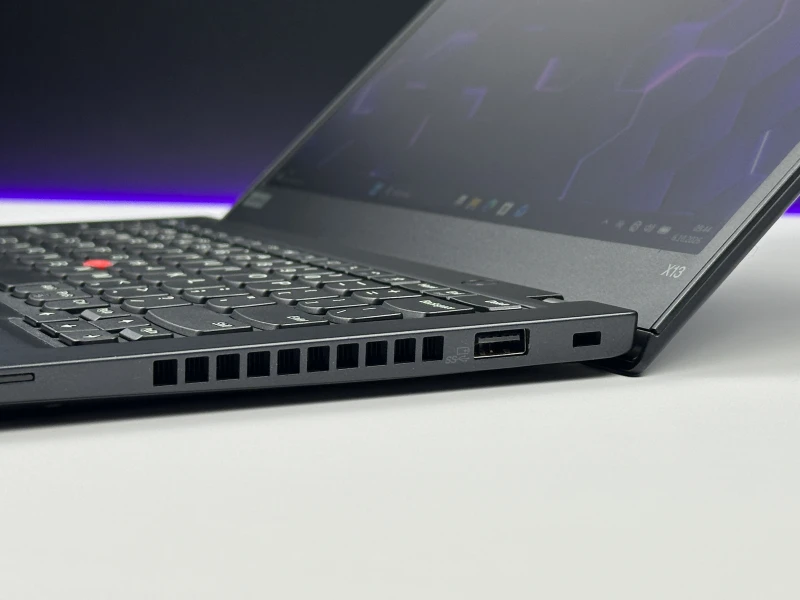 Lenovo ThinkPad X13 Gen 1 z i5-10310U i ekranem 13.3". Mobilny format, Intel UHD Graphics i klawiatura US tworzą wygodny zestaw do pracy w ruchu.