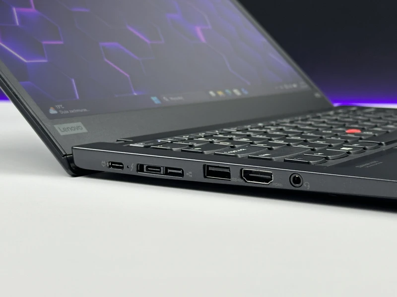 Lenovo ThinkPad X13 Gen 1 z i5-10310U i ekranem 13.3". Mobilny format, Intel UHD Graphics i klawiatura US tworzą wygodny zestaw do pracy w ruchu.