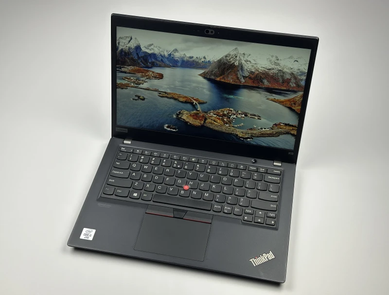 Lenovo ThinkPad X13 Gen 1 z i5-10310U i ekranem 13.3". Mobilny format, Intel UHD Graphics i klawiatura US tworzą wygodny zestaw do pracy w ruchu.