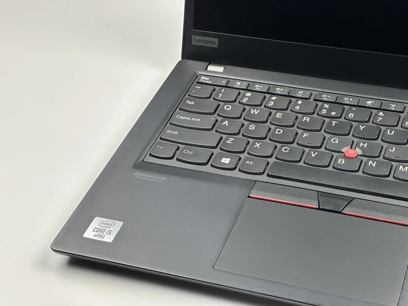 Lenovo ThinkPad X13 Gen 1 z i5-10310U i ekranem 13.3". Mobilny format, Intel UHD Graphics i klawiatura US tworzą wygodny zestaw do pracy w ruchu.
