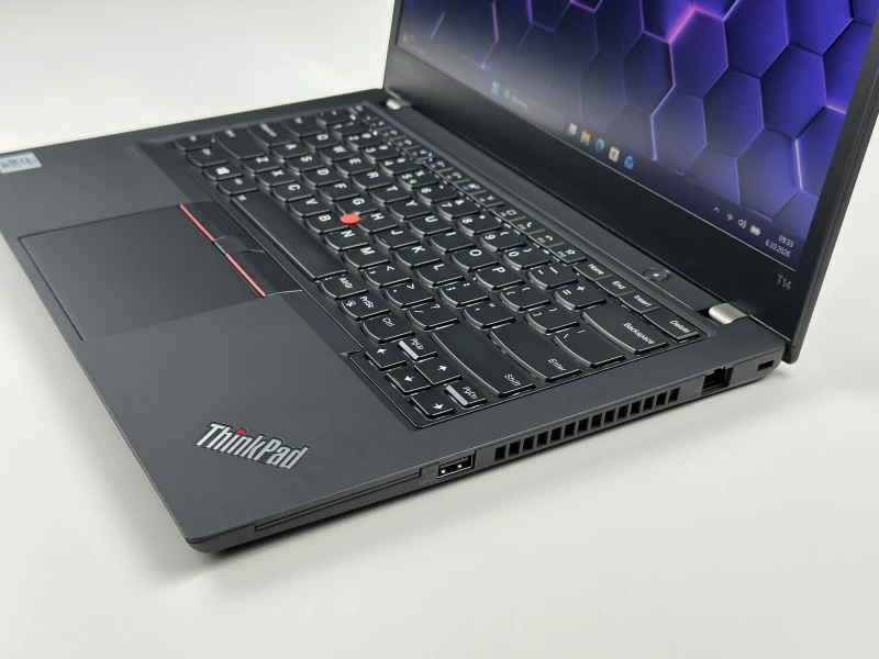 Lenovo ThinkPad T14 Gen 1 - i7-10610U, ekran 14" FHD. Biznesowy laptop z klawiaturą US (QWERTY PL), idealny do pracy biurowej i mobilnej.