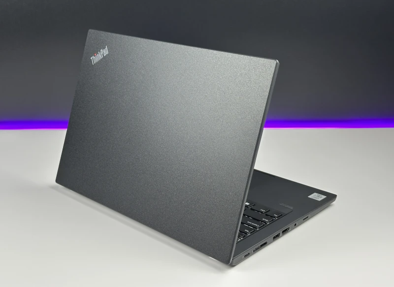 Lenovo ThinkPad T14 Gen 1 - i7-10610U, ekran 14" FHD. Biznesowy laptop z klawiaturą US (QWERTY PL), idealny do pracy biurowej i mobilnej.