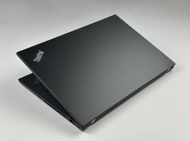 Lenovo ThinkPad T14 Gen 1 - i7-10610U, ekran 14" FHD. Biznesowy laptop z klawiaturą US (QWERTY PL), idealny do pracy biurowej i mobilnej.