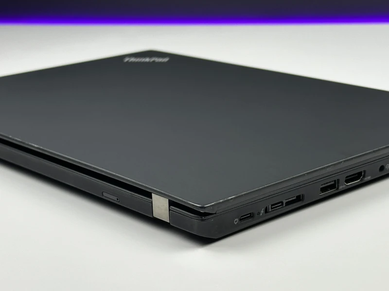 Lenovo ThinkPad T14 Gen 2 z i5-1145G7 i ekranem 14" FHD. Intel Iris Xe Graphics, modem LTE i klawiatura US — mobilny zestaw do pracy poza biurem.
