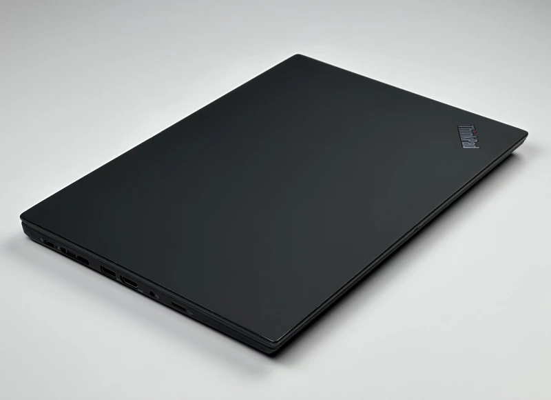 Lenovo ThinkPad T14 Gen 2 z i5-1145G7 i ekranem 14" FHD. Intel Iris Xe Graphics, modem LTE i klawiatura US — mobilny zestaw do pracy poza biurem.