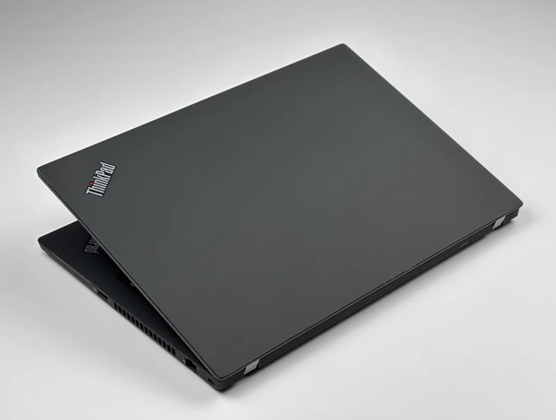 Lenovo ThinkPad T14 Gen 2 z i5-1145G7 i ekranem 14" FHD. Intel Iris Xe Graphics, modem LTE i klawiatura US — mobilny zestaw do pracy poza biurem.