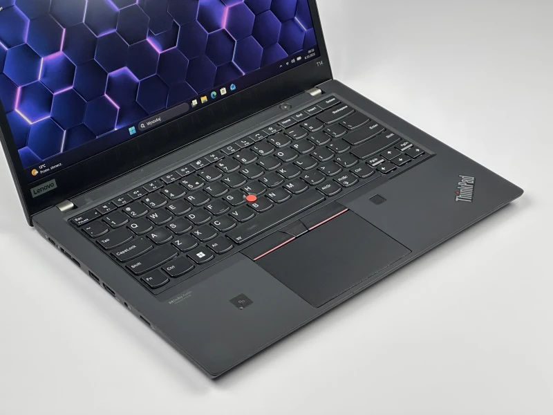 Lenovo ThinkPad T14 Gen 2 z i5-1145G7 i ekranem 14" FHD. Intel Iris Xe Graphics, modem LTE i klawiatura US — mobilny zestaw do pracy poza biurem.